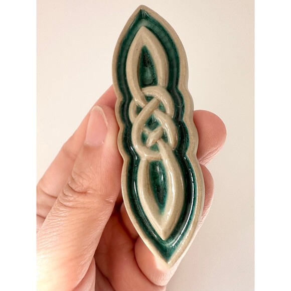 Irish lover’s knot ceramic brooch pin - Picture 3 of 7